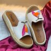 Sandalias en cuero.