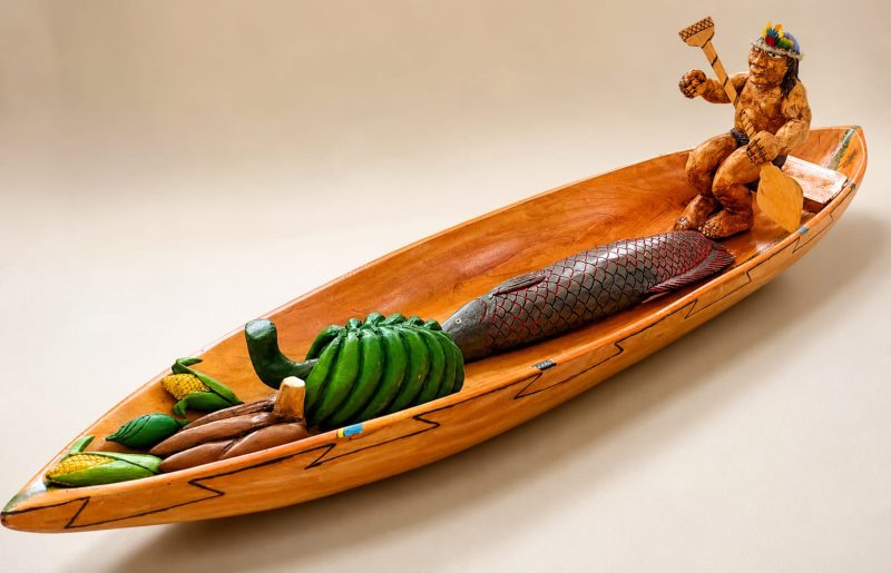 Canoa tallada pintada a mano